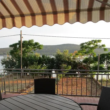 펜션 Seaside Holiday House Rivanj 14936 *